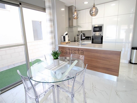 Nyere villa med 3 soverom, takterrasse og privat basseng nær fasiliteter