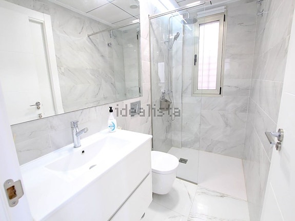 Nyere villa med 3 soverom, takterrasse og privat basseng nær fasiliteter