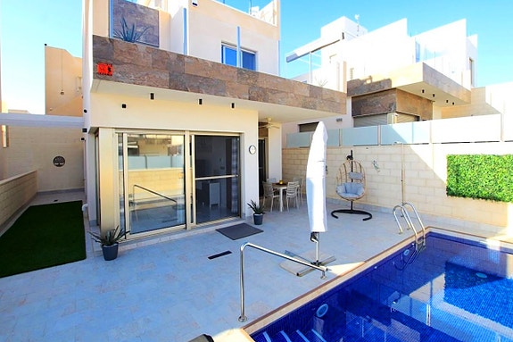 Nyere villa med 3 soverom, takterrasse og privat basseng nær fasiliteter