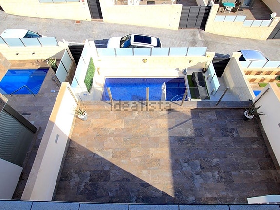 Nyere villa med 3 soverom, takterrasse og privat basseng nær fasiliteter