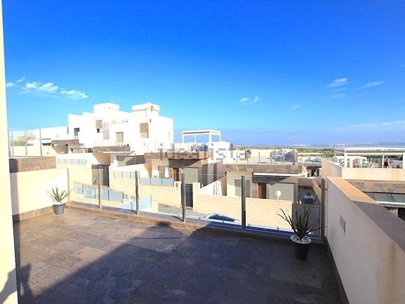 Nyere villa med 3 soverom, takterrasse og privat basseng nær fasiliteter