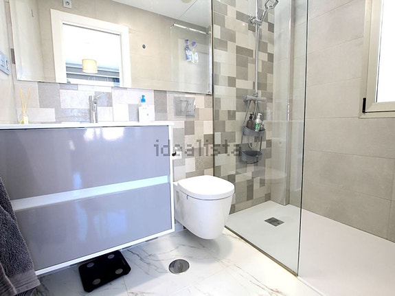 Nyere villa med 3 soverom, takterrasse og privat basseng nær fasiliteter