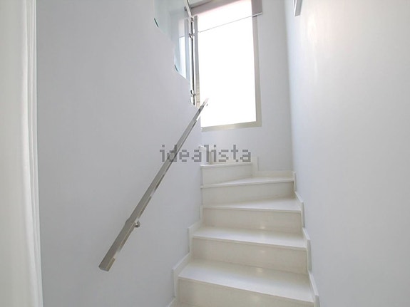 Nyere villa med 3 soverom, takterrasse og privat basseng nær fasiliteter