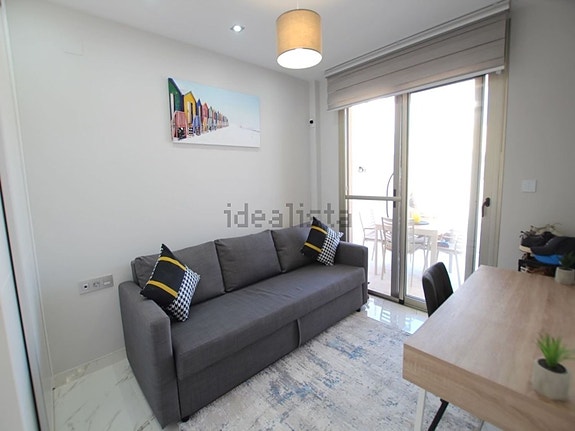 Nyere villa med 3 soverom, takterrasse og privat basseng nær fasiliteter