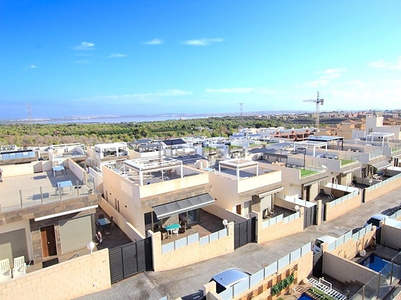 Nyere villa med 3 soverom, takterrasse og privat basseng nær fasiliteter