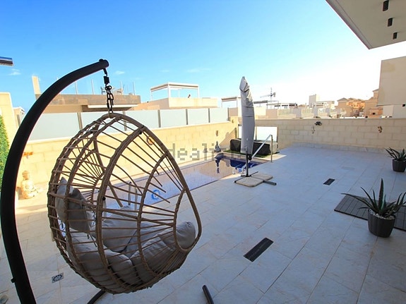 Nyere villa med 3 soverom, takterrasse og privat basseng nær fasiliteter