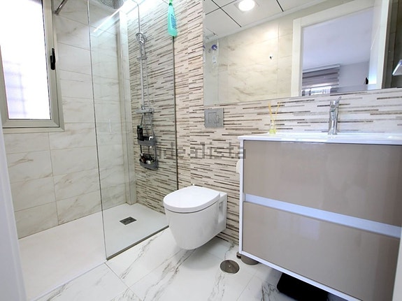 Nyere villa med 3 soverom, takterrasse og privat basseng nær fasiliteter