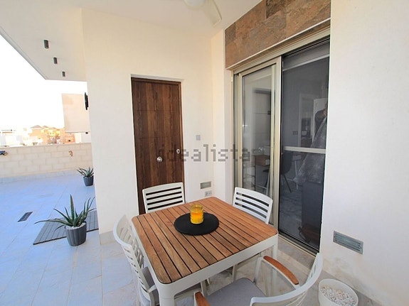 Nyere villa med 3 soverom, takterrasse og privat basseng nær fasiliteter