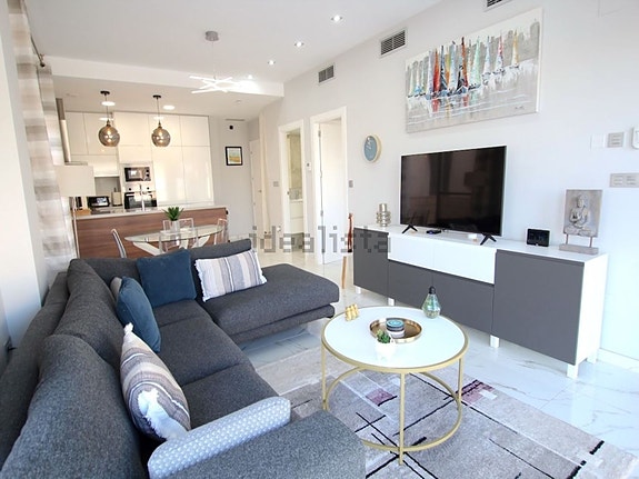 Nyere villa med 3 soverom, takterrasse og privat basseng nær fasiliteter