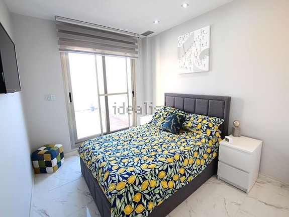 Nyere villa med 3 soverom, takterrasse og privat basseng nær fasiliteter