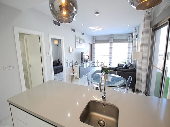 Nyere villa med 3 soverom, takterrasse og privat basseng nær fasiliteter