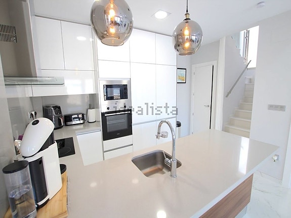 Nyere villa med 3 soverom, takterrasse og privat basseng nær fasiliteter