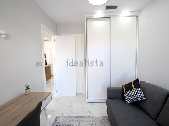 Nyere villa med 3 soverom, takterrasse og privat basseng nær fasiliteter