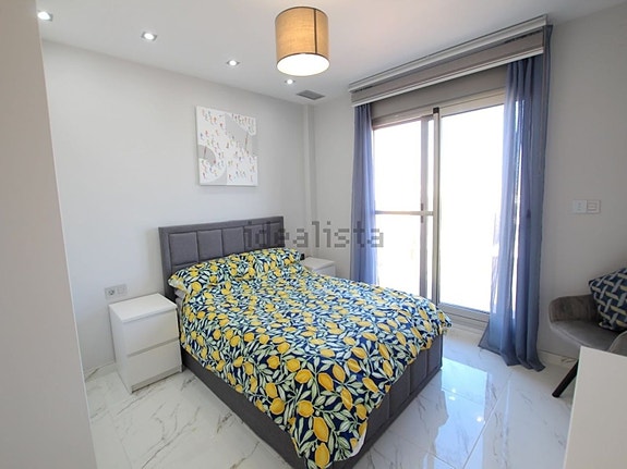 Nyere villa med 3 soverom, takterrasse og privat basseng nær fasiliteter