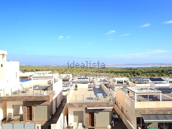 Nyere villa med 3 soverom, takterrasse og privat basseng nær fasiliteter