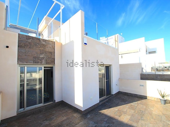 Nyere villa med 3 soverom, takterrasse og privat basseng nær fasiliteter