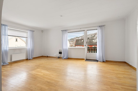 Stue med plass til møblering i flere soner.
