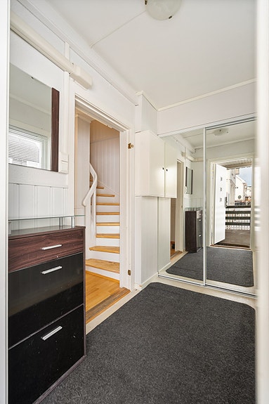 Entré med skyvedørsgarderobe.