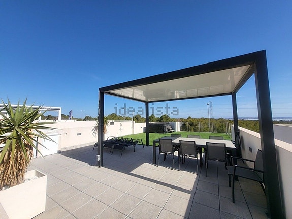 Nyere villa med 3 soverom, takterrasse og basseng, nær fasiliteter