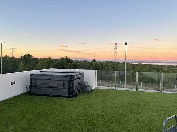 Nyere villa med 3 soverom, takterrasse og basseng, nær fasiliteter