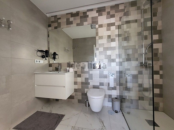 Nyere villa med 3 soverom, takterrasse og basseng, nær fasiliteter