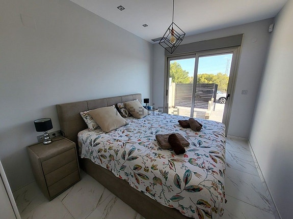 Nyere villa med 3 soverom, takterrasse og basseng, nær fasiliteter