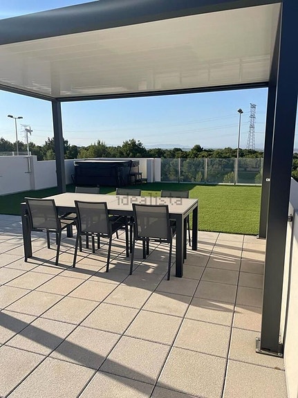 Nyere villa med 3 soverom, takterrasse og basseng, nær fasiliteter