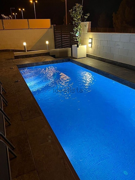 Nyere villa med 3 soverom, takterrasse og basseng, nær fasiliteter