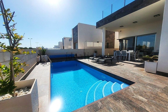 Nyere villa med 3 soverom, takterrasse og basseng, nær fasiliteter