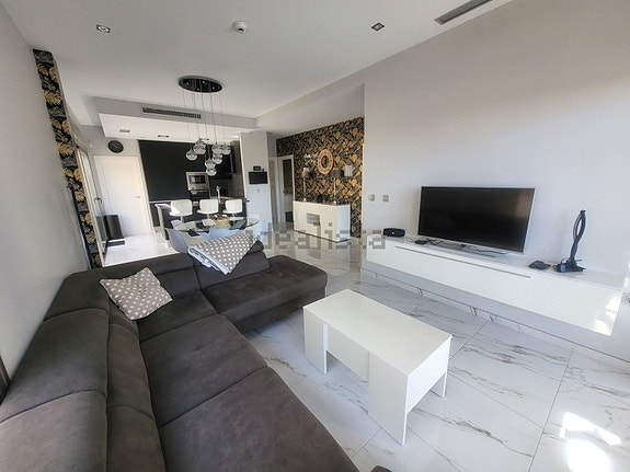 Nyere villa med 3 soverom, takterrasse og basseng, nær fasiliteter