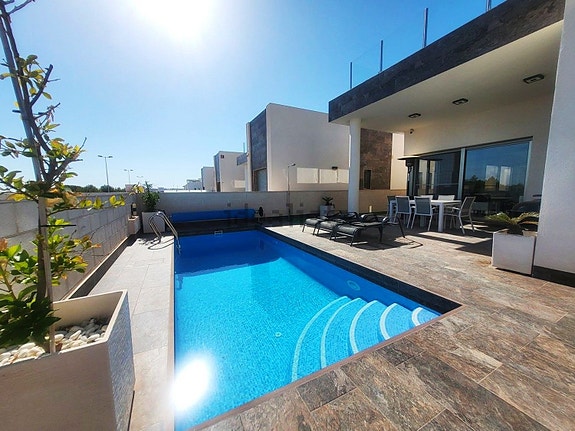 Nyere villa med 3 soverom, takterrasse og basseng, nær fasiliteter