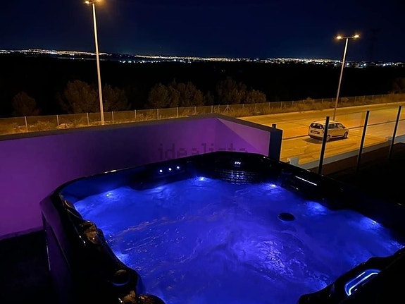 Nyere villa med 3 soverom, takterrasse og basseng, nær fasiliteter