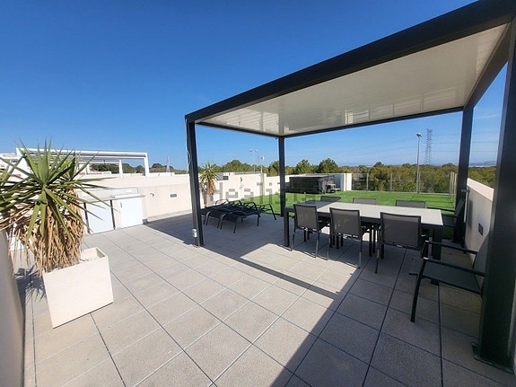 Nyere villa med 3 soverom, takterrasse og basseng, nær fasiliteter