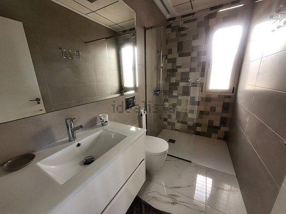 Nyere villa med 3 soverom, takterrasse og basseng, nær fasiliteter