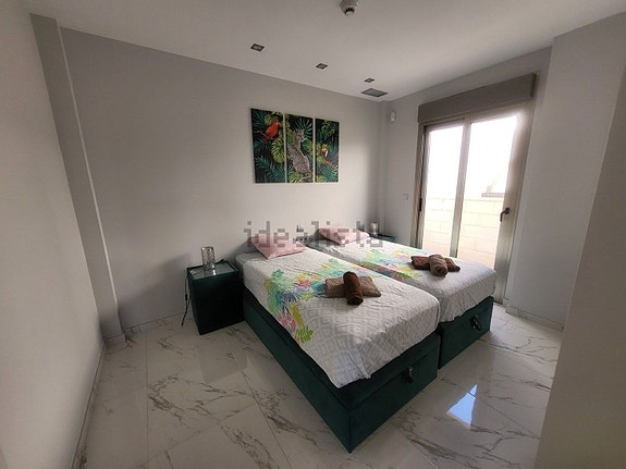 Nyere villa med 3 soverom, takterrasse og basseng, nær fasiliteter