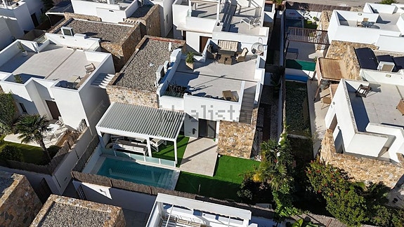 Villa med 3 soverom, takterrasse og privat basseng nær fasiliteter