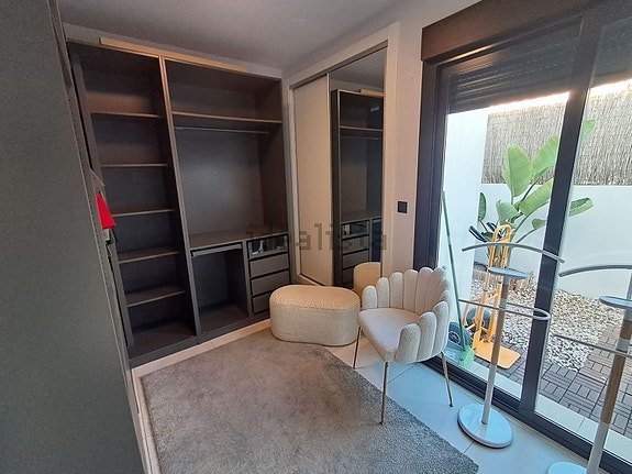 Villa med 3 soverom, takterrasse og privat basseng nær fasiliteter