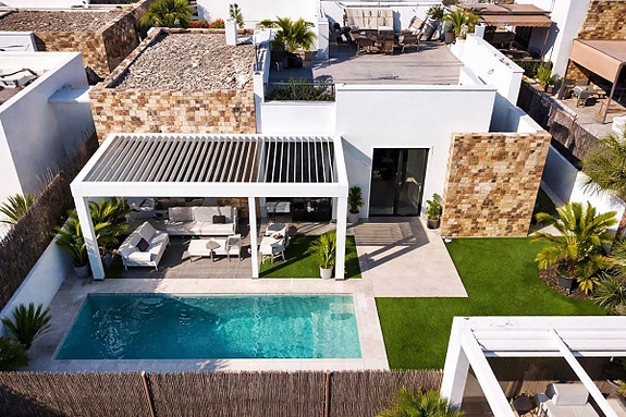 Villa med 3 soverom, takterrasse og privat basseng nær fasiliteter