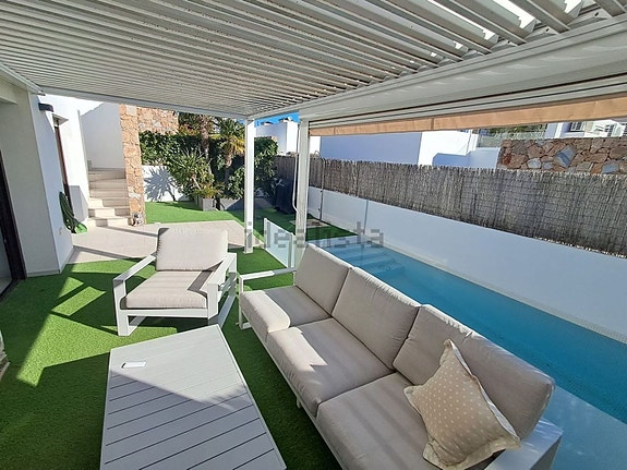 Villa med 3 soverom, takterrasse og privat basseng nær fasiliteter