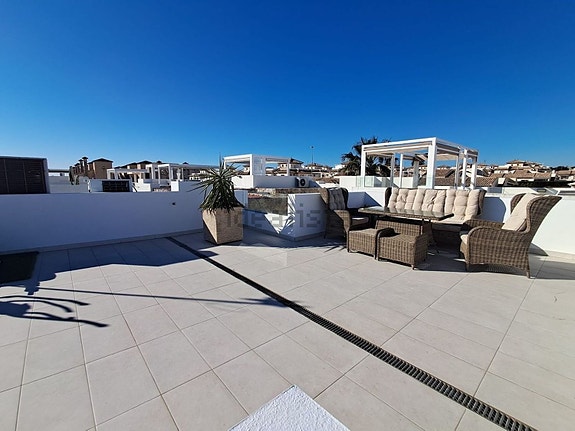 Villa med 3 soverom, takterrasse og privat basseng nær fasiliteter