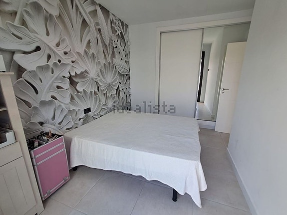 Villa med 3 soverom, takterrasse og privat basseng nær fasiliteter