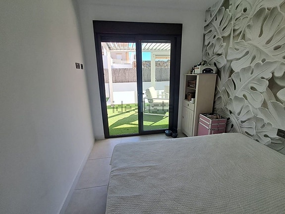 Villa med 3 soverom, takterrasse og privat basseng nær fasiliteter