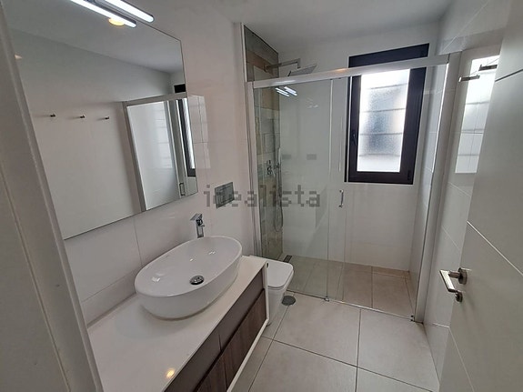 Villa med 3 soverom, takterrasse og privat basseng nær fasiliteter