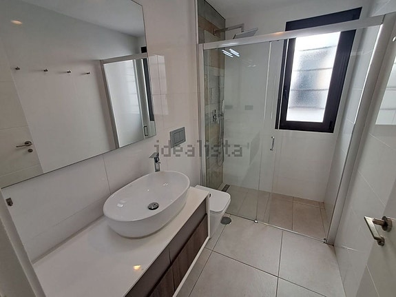 Villa med 3 soverom, takterrasse og privat basseng nær fasiliteter