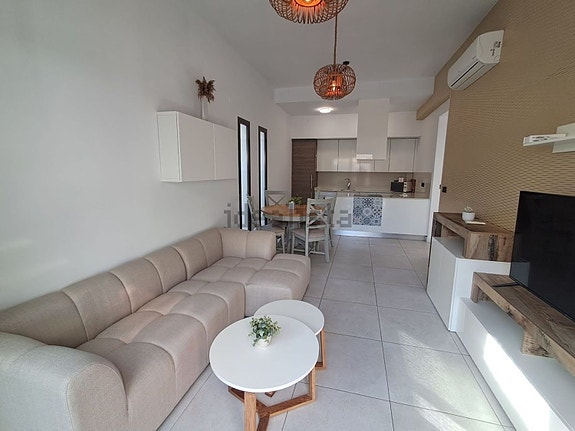 Villa med 3 soverom, takterrasse og privat basseng nær fasiliteter