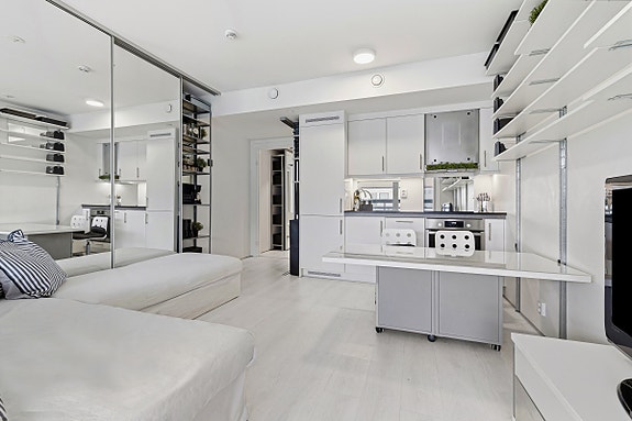 Velkommen til Døliringen 30A! Leiligheten har en smart planløsning som utnytter arealet godt, med en åpen løsning mellom stue og kjøkken.