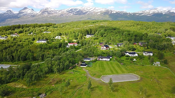Velkommen til Valnesfjord og denne regulerte boligtomten på Furnes -bestående av i overkant av 40 mål.