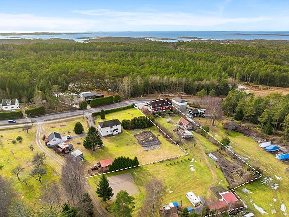 Stiplet linje er kun ment som en illustrasjon av hva eiendommen inneholder og er -ikke- nøyaktige tomtegrenser.