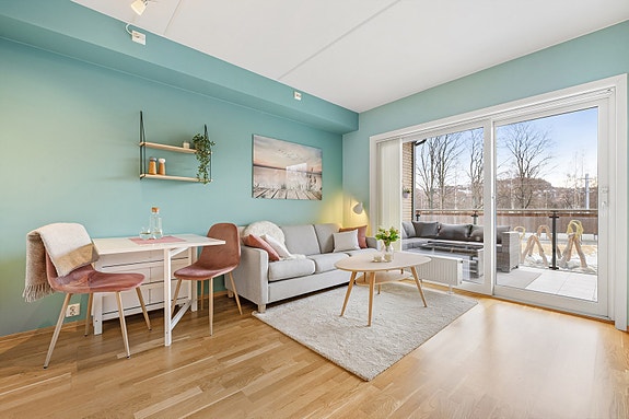 Heimdal Eiendomsmegling v/Roger Mostervik Rones har gleden av å presentere en moderne og skjermet beliggende 2-roms i Stjørdalsveien 19! Foto: Nonstad Foto