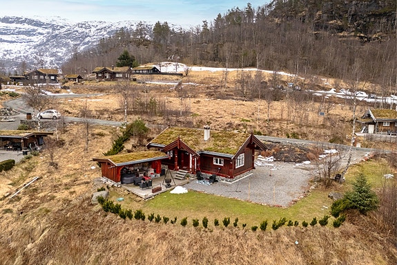 Sjarmerende laftehytte fra 2017, høyt og fritt beliggende i Nordstøldalen på en romslig tomt på over ett mål.